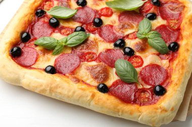 Beyaz masada lezzetli ev yapımı pizza, yakın plan.