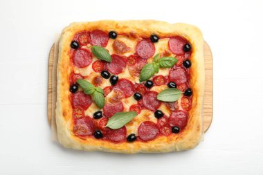 Beyaz masada nefis ev yapımı pizza, üst manzara.