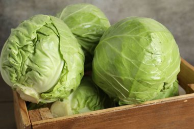 Tahta sandıkta taze lahanalar, yakın plan.