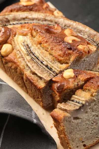 Masada fındıklı muz ekmeği kes, yakın plan.