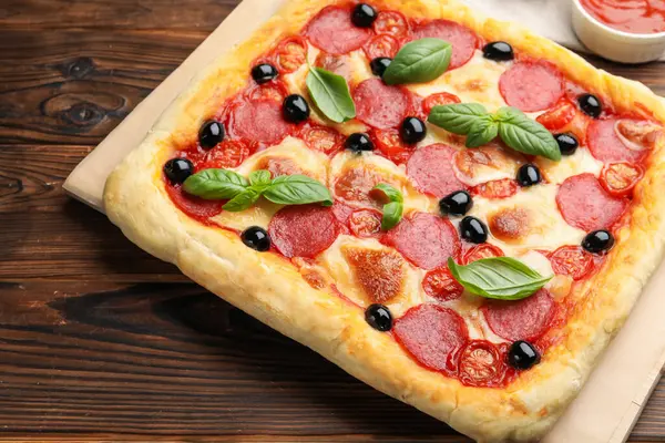 Ahşap masa, closeup lezzetli ev yapımı pizza