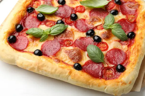 Beyaz masada lezzetli ev yapımı pizza, yakın plan.