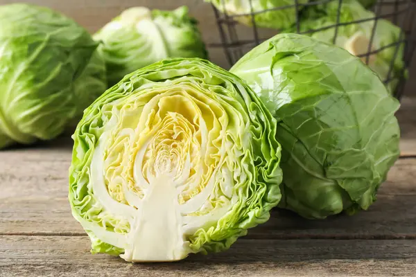 Taze lahana ve sepet tahtada, yakın plan.