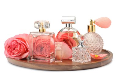 Birçok farklı parfüm şişeleri ve güller beyaz üzerine izole edilmiş.