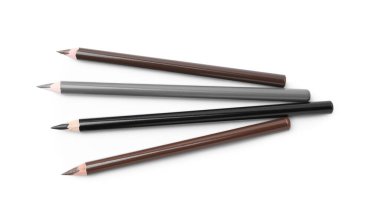 Farklı kaş kalemleri beyaz, üst görünümde izole.