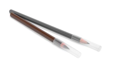 İki farklı kaş kalemi beyaza izole edilmiş.