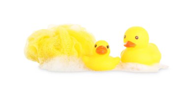 Şirin lastik ördekler, duşlu puf ve köpüklü beyaz izole edilmiş.