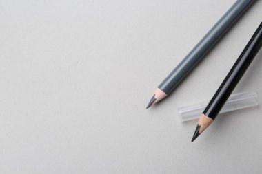 Arka planda iki farklı kaş kalemi, üst manzara. Metin için boşluk