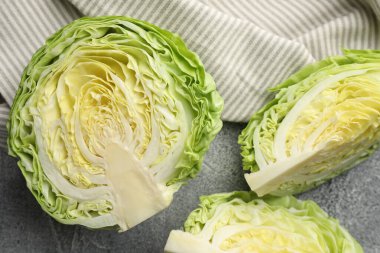 Taze lahana parçaları gri masada, düz yatıyordu.