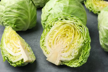 Gri masada taze yeşil lahanalar, yakın plan.