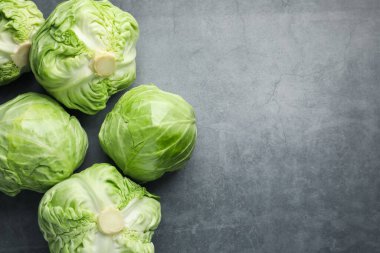 Taze yeşil lahanalar gri masada, düz yerde. Metin için boşluk