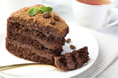 Kahve çekirdekli, nane ve çatallı lezzetli çikolatalı kek.