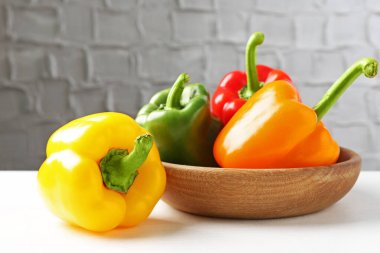 Beyaz masada olgun renkli dolmalık biberler