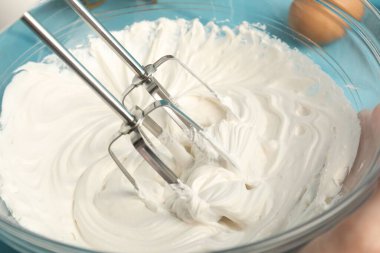 El çırpma masası ile çırpma kremi, yakın plan