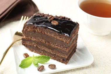 Nane ve çatalla servis edilen çikolatalı pasta, yakın plan.