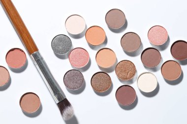 Güzel göz falı doldur ve beyaz arka planda fırçala, düz uzan