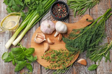 Farklı taze otlar ve baharatlar ahşap masada, düz yatıyordu.