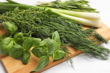 Beyaz masada farklı taze otlar, yakın plan.