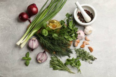 Gri masada farklı otlar ve baharatlar var.