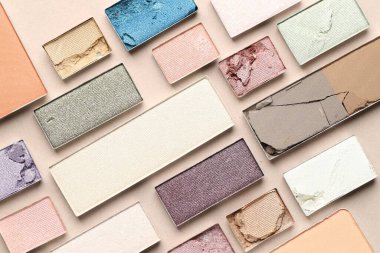 Bej arka planda güzel göz farı dolgu kapları, düz yatış