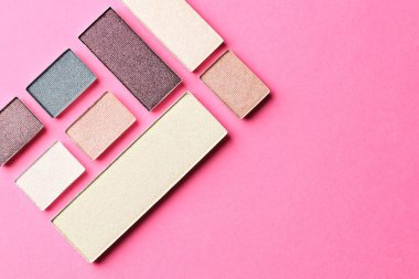 Pembe arka planda güzel göz farı dolguları, düz yatış. Metin için boşluk