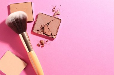 Kozmetik ürünlerini tekrar doldur ve pembe arka planda fırçala, düz yat. Metin için boşluk