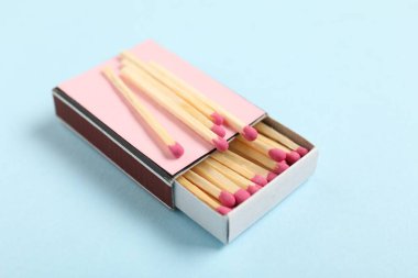 Açık mavi arkaplanda kutu içinde eşleşmeler, yakın plan