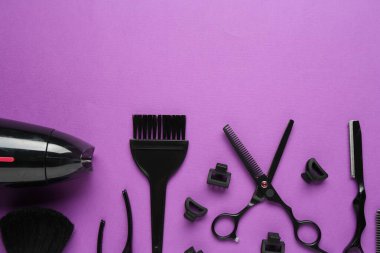 Menekşe arka planda farklı kuaför aletleri, düz yatış. Metin için boşluk