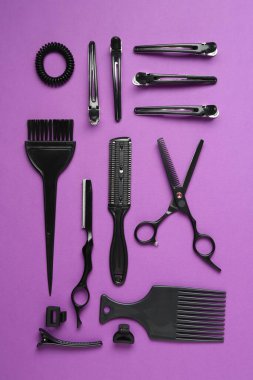 Menekşe arka planda farklı kuaför araçları, düz yatıyordu