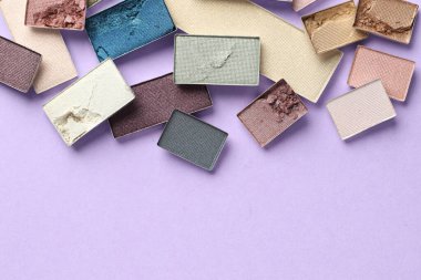 Eflatun arka planda güzel göz farı dolguları, düz bir döşeme. Metin için boşluk