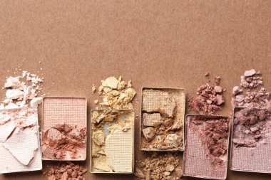 Kahverengi arka planda, düz zeminde güzel göz farı dolguları var. Metin için boşluk