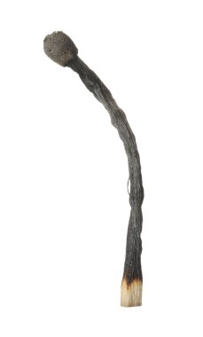 Yanmış bir kibrit beyazda izole edilmiş. Yangın başlatmak için araç