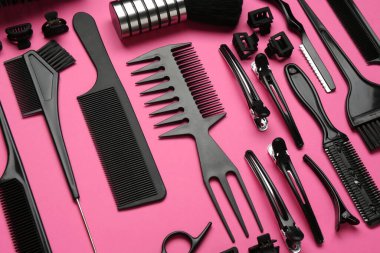 Pembe arka planda farklı kuaför aletleri.