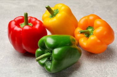 Gri desenli masada taze dolmalık biberler, yakın plan.