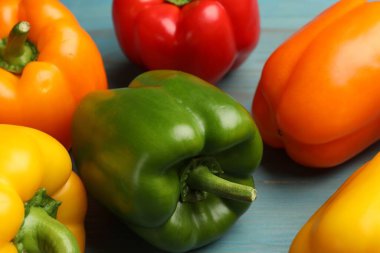 Mavi ahşap masada taze dolmalık biberler, yakın plan.