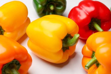 Taze renkli dolmalık biberler ışık masasında, yakın plan