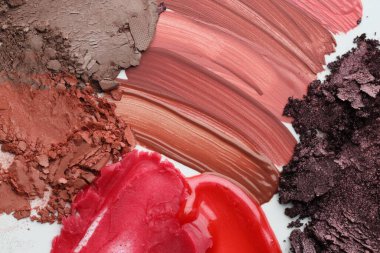 Beyaz arka planda farklı kozmetik ürünleri, düz yatış