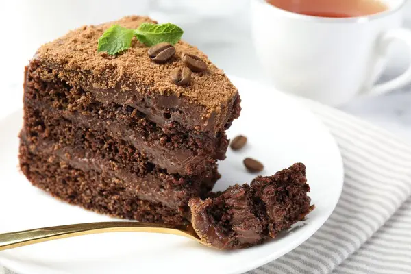 Kahve çekirdekli, nane ve çatallı lezzetli çikolatalı kek.