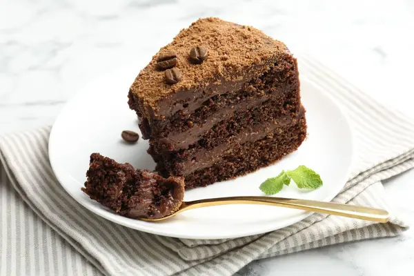 Kahve çekirdekli, nane ve çatallı lezzetli çikolatalı kek.