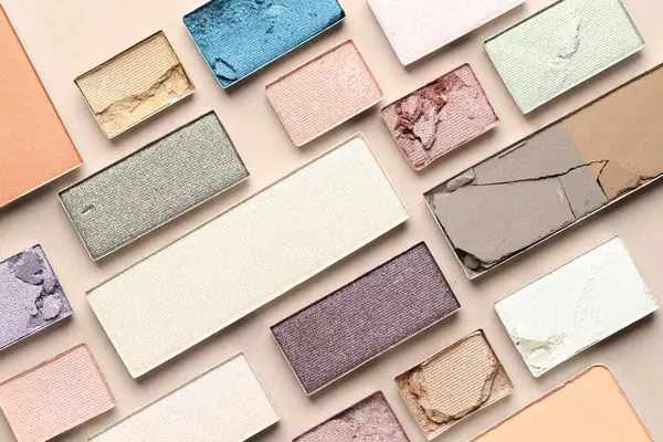 Bej arka planda güzel göz farı dolgu kapları, düz yatış