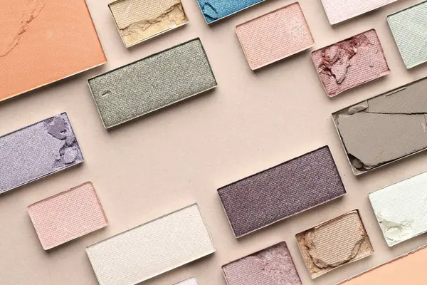 Bej arka planda güzel göz farı dolgu kapları, düz yatış