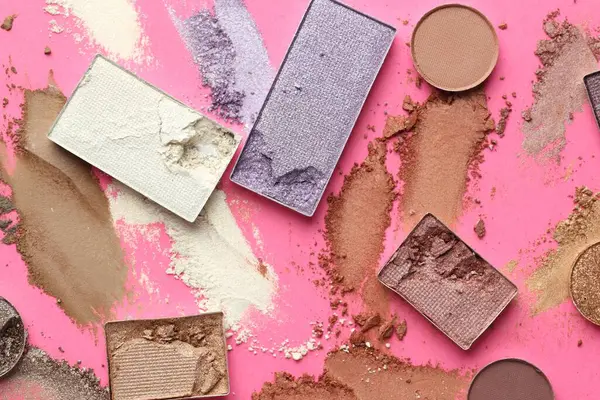 Pembe arka planda güzel göz farı dolguları, düz yatış.