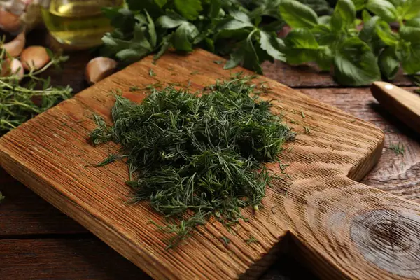 Farklı taze otlar ve baharatlar ahşap masada, yakın plan.