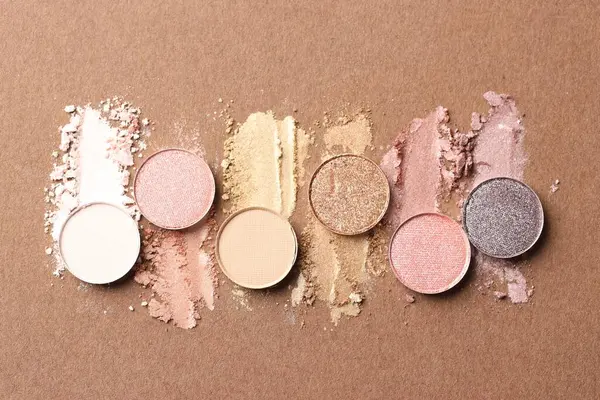 Kahverengi arka planda, düz zeminde güzel göz falı doldur.