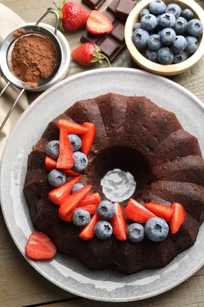 Tahta masada böğürtlenli, çikolatalı kek.