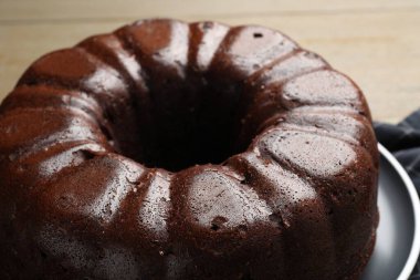 Lezzetli çikolatalı kek ahşap masada, yakın plan.