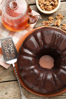 Lezzetli çikolatalı kek, ceviz, çay ve servis ahşap masa, düz uzanma