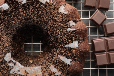 Gri masalı ve çikolata parçalı leziz bir kek.