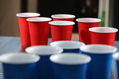 Bira pong oyunu. Masada içkiler olan plastik bardaklar, yakın plan.