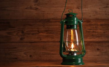 Ahşap masada eski bir gaz lambası, metin için yer var.